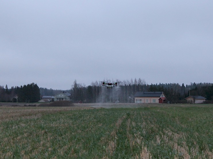 Suomen ensimmäinen lumihometorjunta dronella – koetoiminnassa avattu uusi aikakausi