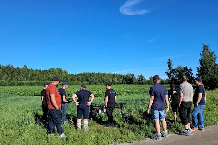 DroneFarmi-hanke esitteli maatalousdronejen mahdollisuuksia Satakunnan pellonpientareilla