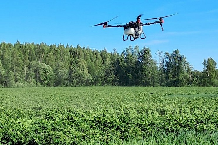 DroneFarmi-hanke esitteli maatalousdronejen mahdollisuuksia Satakunnan pellonpientareilla